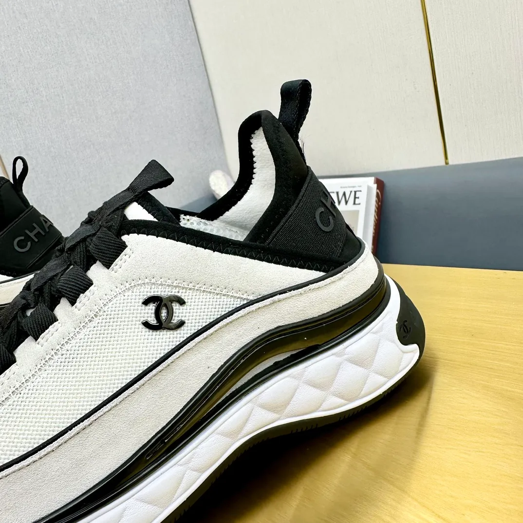👟👟Ex-factory price 480👟👟 Women's shoes, women's clothing, top version Chanel Chanel - 2023 counter top casual sports shoes. This classic design; the upper is electro-embroidered with a variety of techniques; the outsole is fashionable and sporty; it is unusual to incorporate a variety of color matching elements... The diversified mix and match is very beautiful and versatile, and can be used for leisure, fashion, sports and outdoor... ꫛꫀꪝ Go➫ Material: ❶The upper is made of: original imported mercerized velvet + double-layer breathable mesh ❷The inner lining is made of: the original imported breathable mesh ❸The outsole is based on: original T👟👟factory price U combination outsole counter boutique packaging full set women 35-41 men 38-46 ᅟᅠᅟᅠᅟᅠ